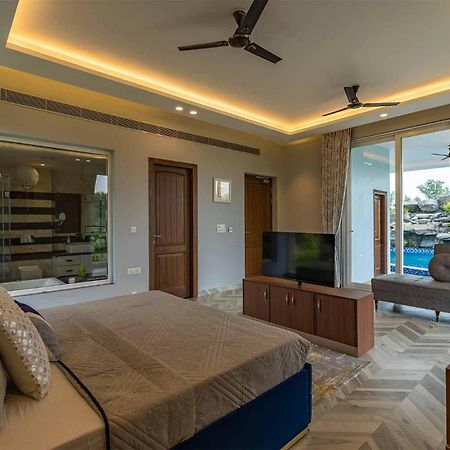 Stayvista At Serenity Farms With Pool, Lawn, Bonfire & Bbq Sohna Dış mekan fotoğraf