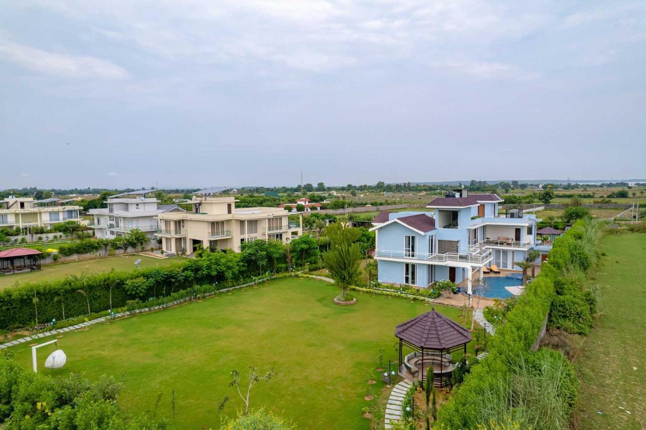 Stayvista At Serenity Farms With Pool, Lawn, Bonfire & Bbq Sohna Dış mekan fotoğraf