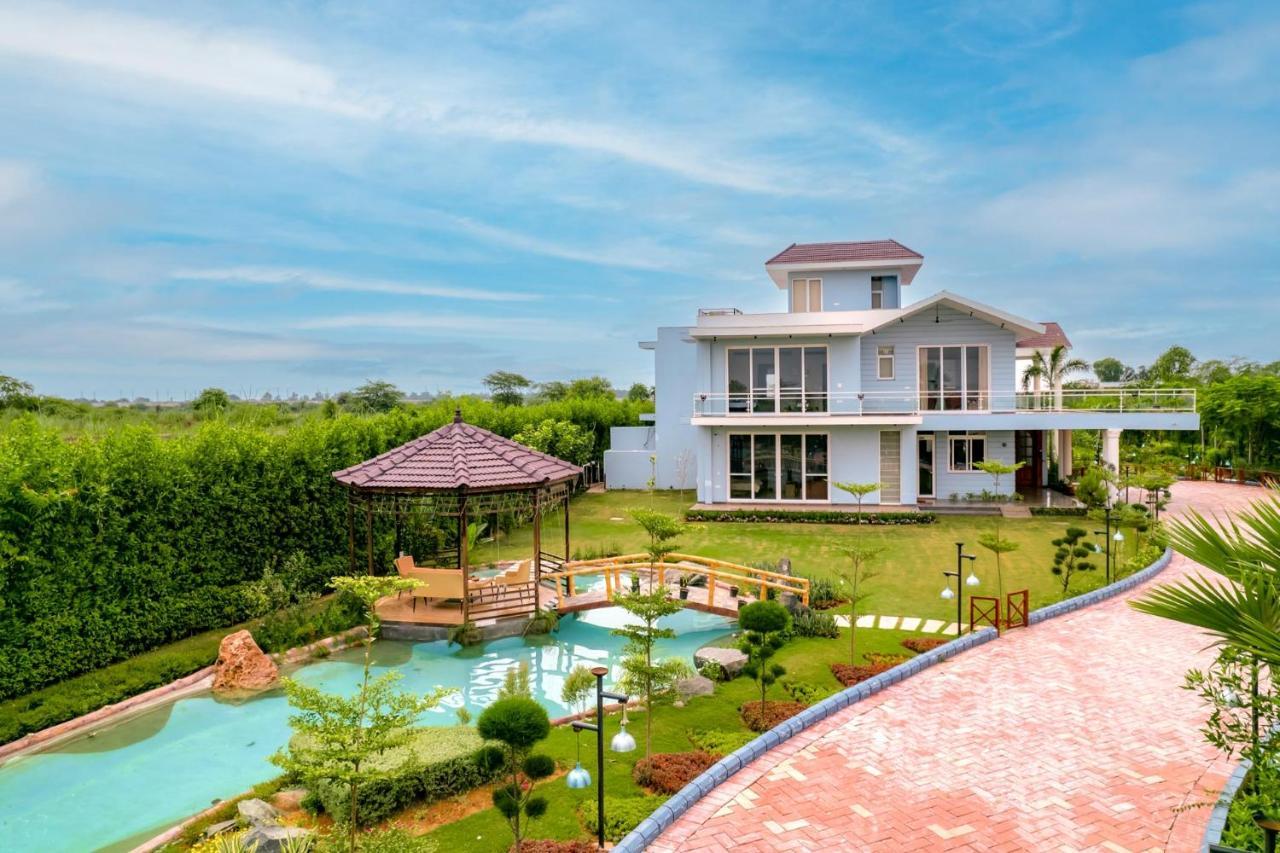 Stayvista At Serenity Farms With Pool, Lawn, Bonfire & Bbq Sohna Dış mekan fotoğraf