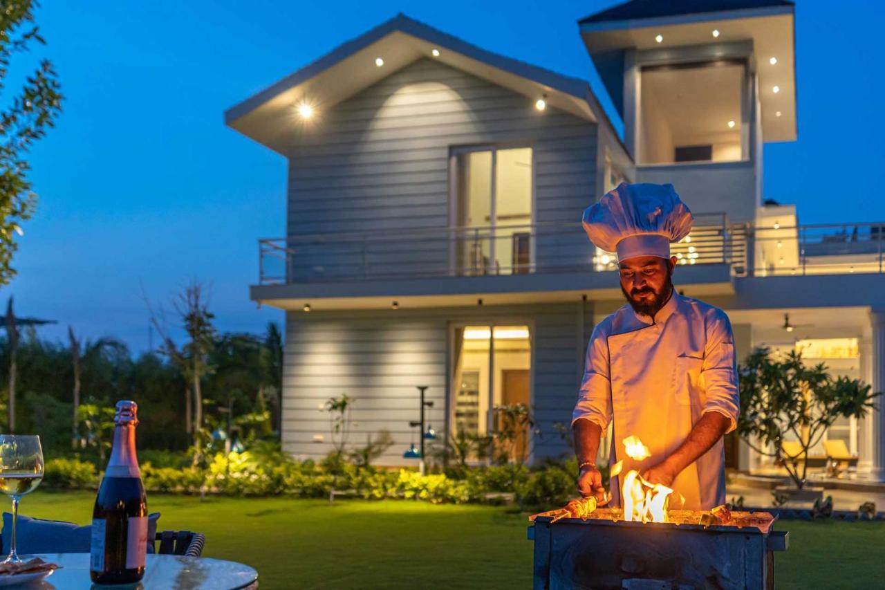 Stayvista At Serenity Farms With Pool, Lawn, Bonfire & Bbq Sohna Dış mekan fotoğraf