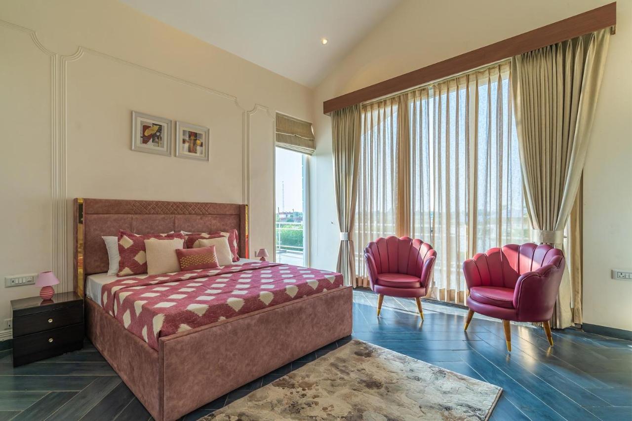 Stayvista At Serenity Farms With Pool, Lawn, Bonfire & Bbq Sohna Dış mekan fotoğraf