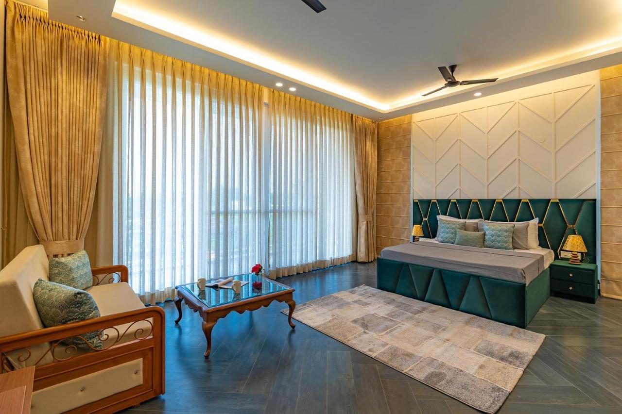 Stayvista At Serenity Farms With Pool, Lawn, Bonfire & Bbq Sohna Dış mekan fotoğraf