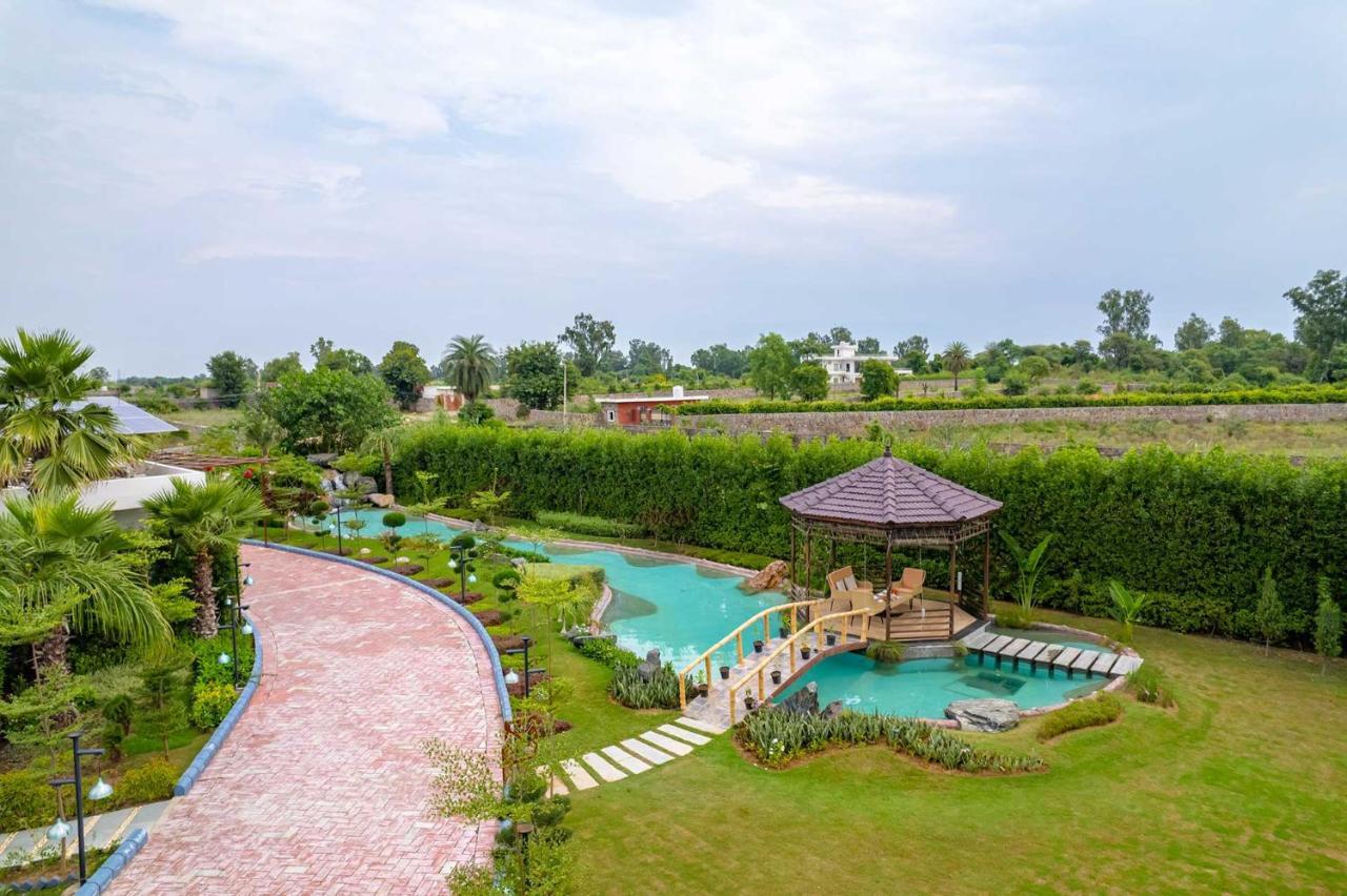 Stayvista At Serenity Farms With Pool, Lawn, Bonfire & Bbq Sohna Dış mekan fotoğraf