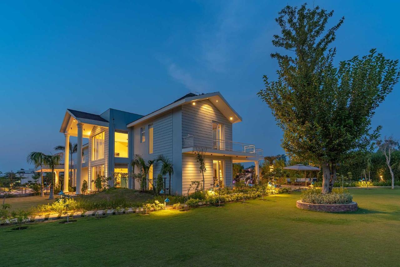 Stayvista At Serenity Farms With Pool, Lawn, Bonfire & Bbq Sohna Dış mekan fotoğraf