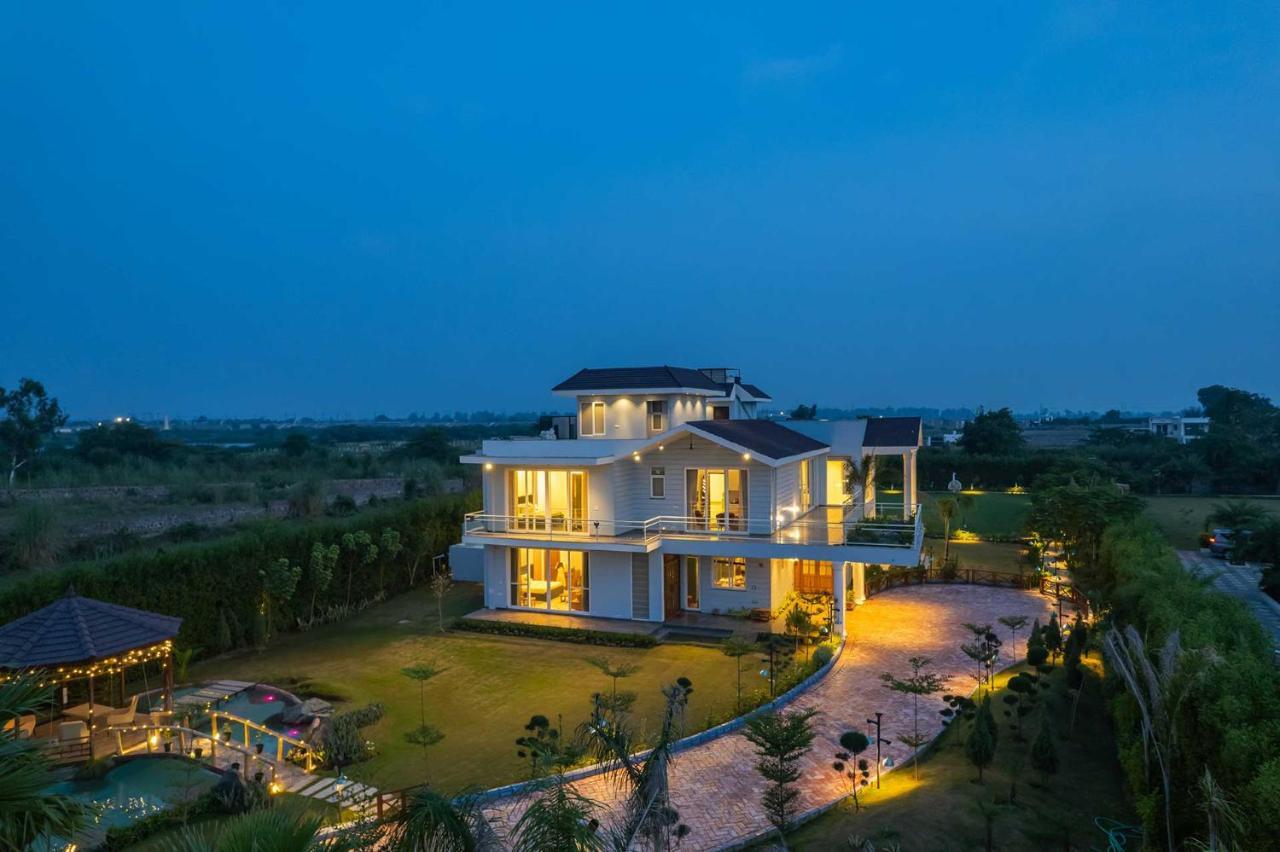 Stayvista At Serenity Farms With Pool, Lawn, Bonfire & Bbq Sohna Dış mekan fotoğraf